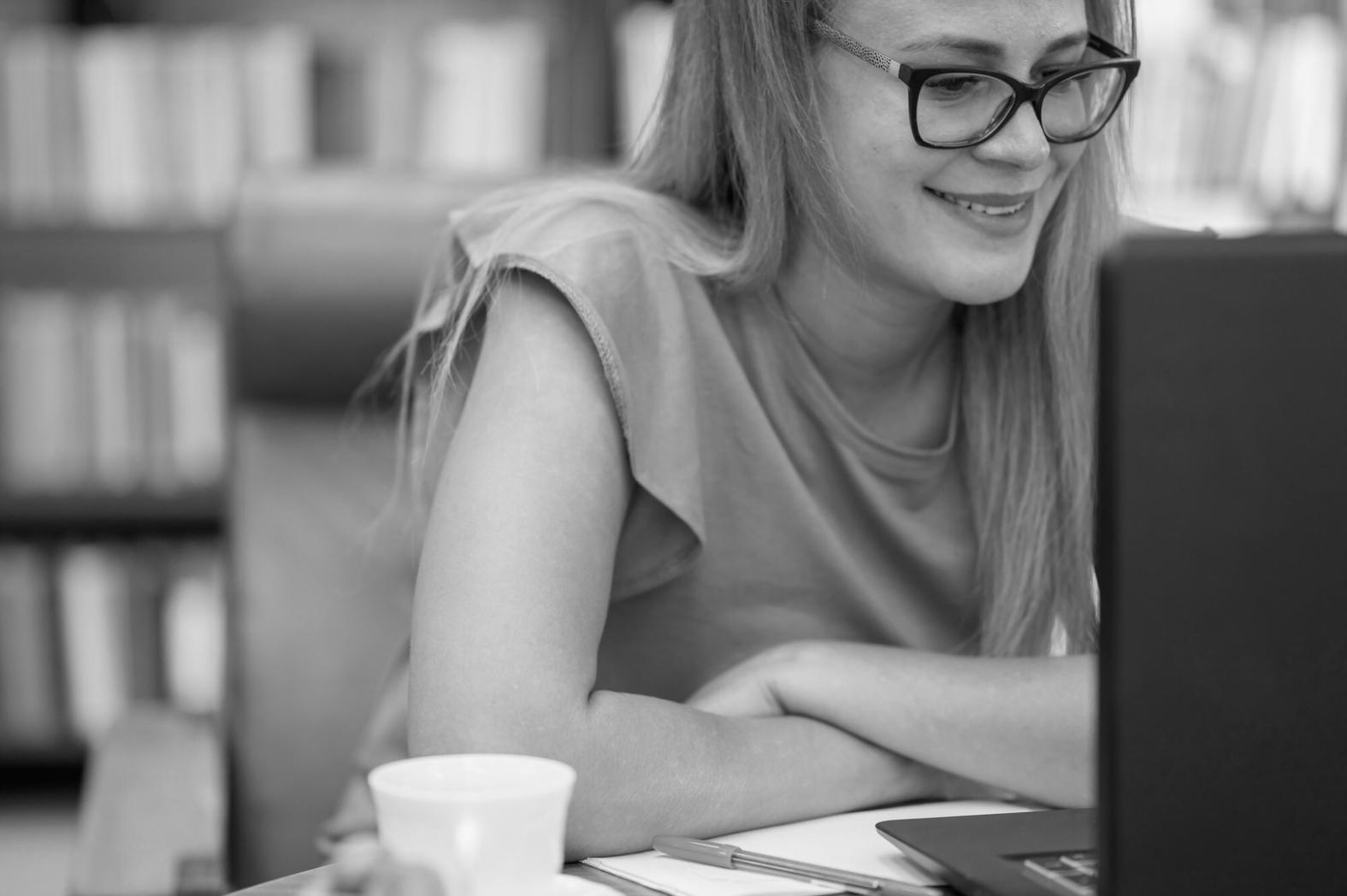 Formation en investissement familial - Documents financiers et calculatrice sur bureau